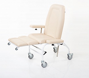 Кресло имеет независимую регулировку спинной и ножной секций
